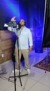 Momento de entrega e  confiança. "Eu sei que Deus me guia, me dá forças pra lutar".