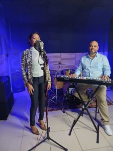 Dupla com minha amiga, a cantora Marília costa. 